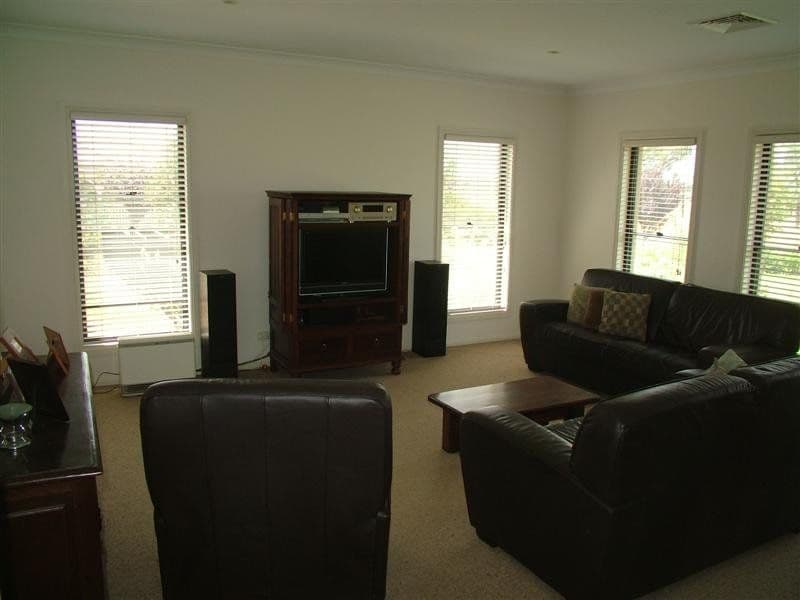 76 Hennessy Drive, DUBBO NSW 2830, Dubbo - Thumbnail 3