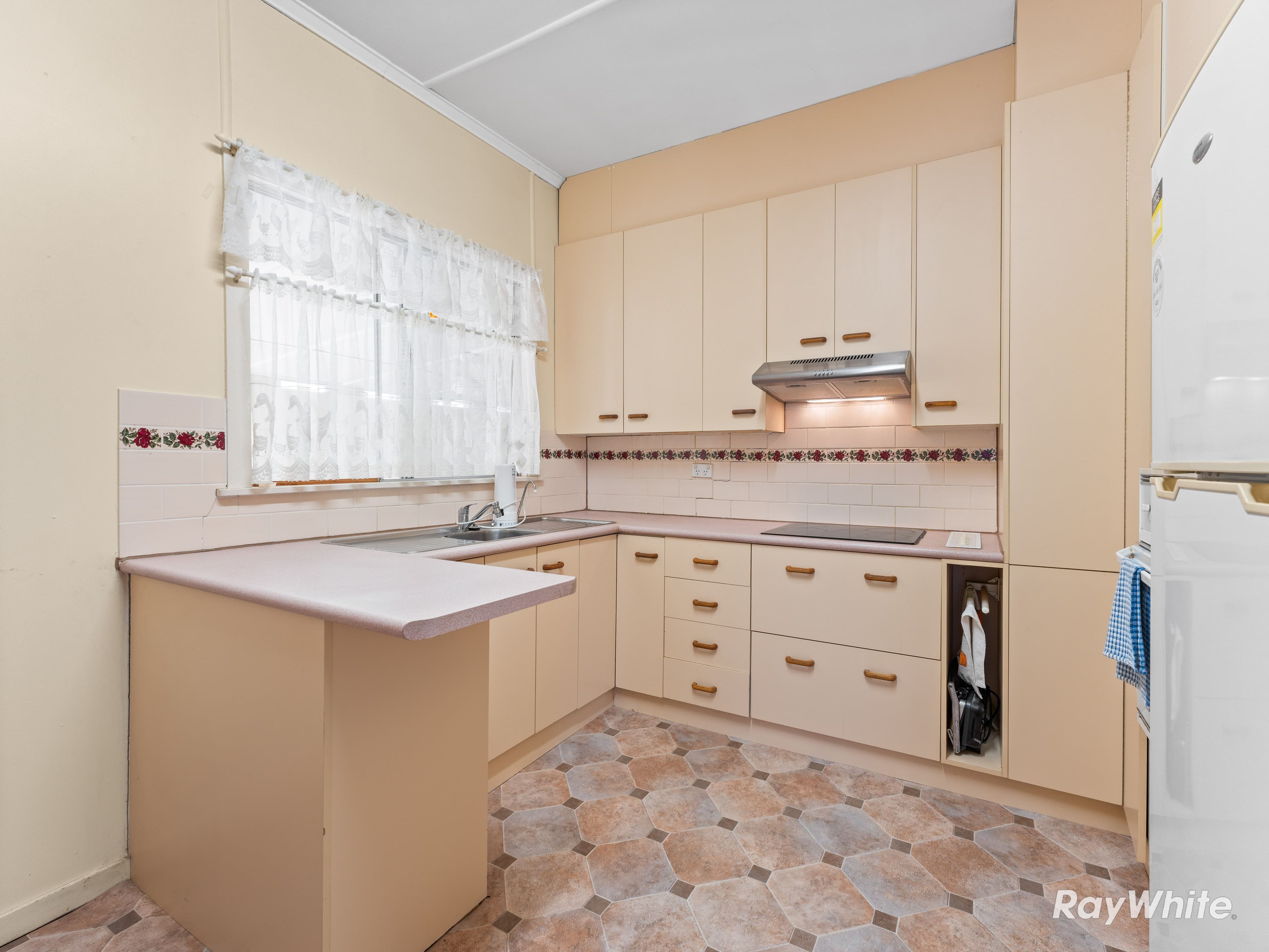 20 Trumpy Street, Silkstone QLD 4304, Silkstone - Thumbnail 8