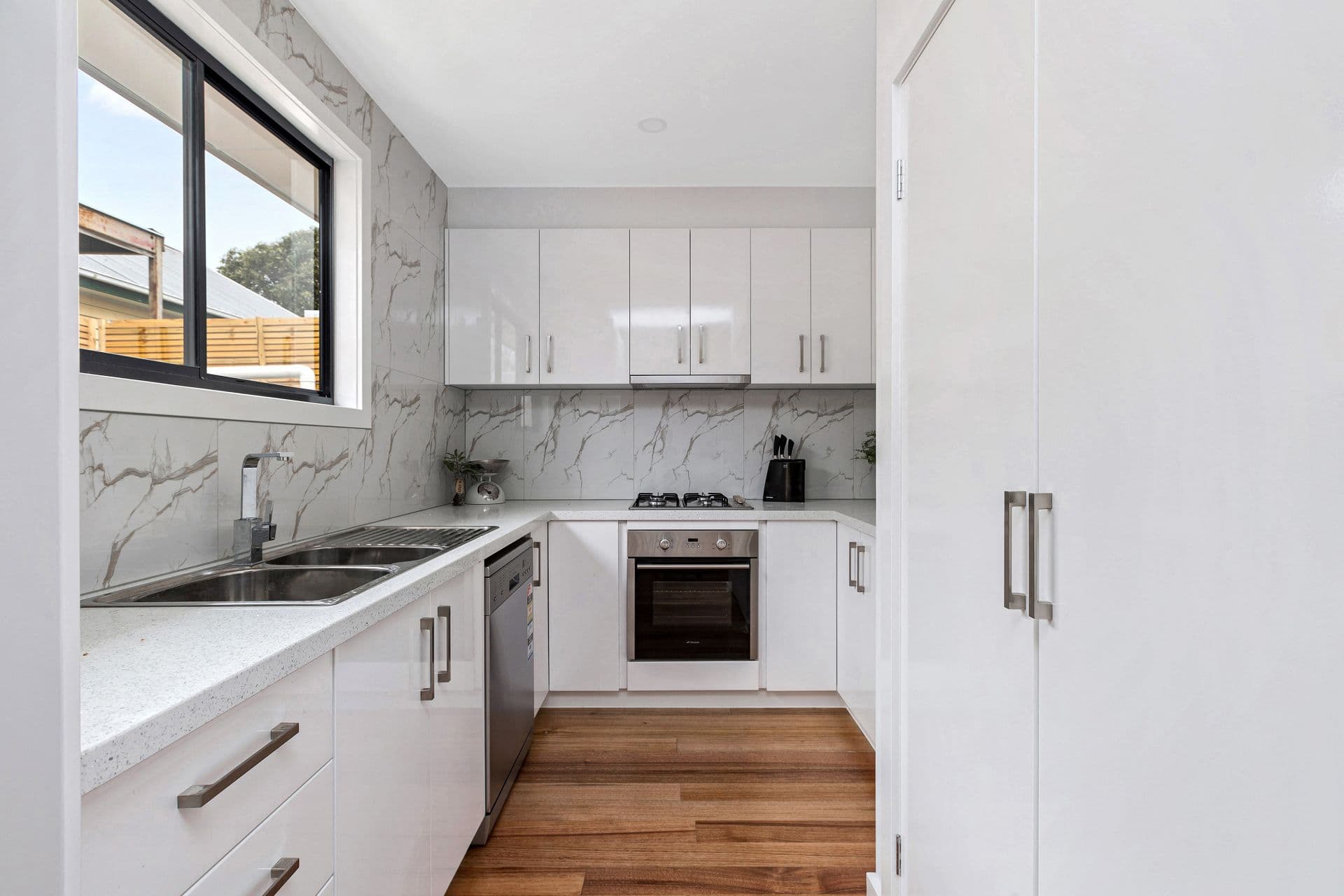 2/10 Leigh Street, Footscray - Thumbnail 3