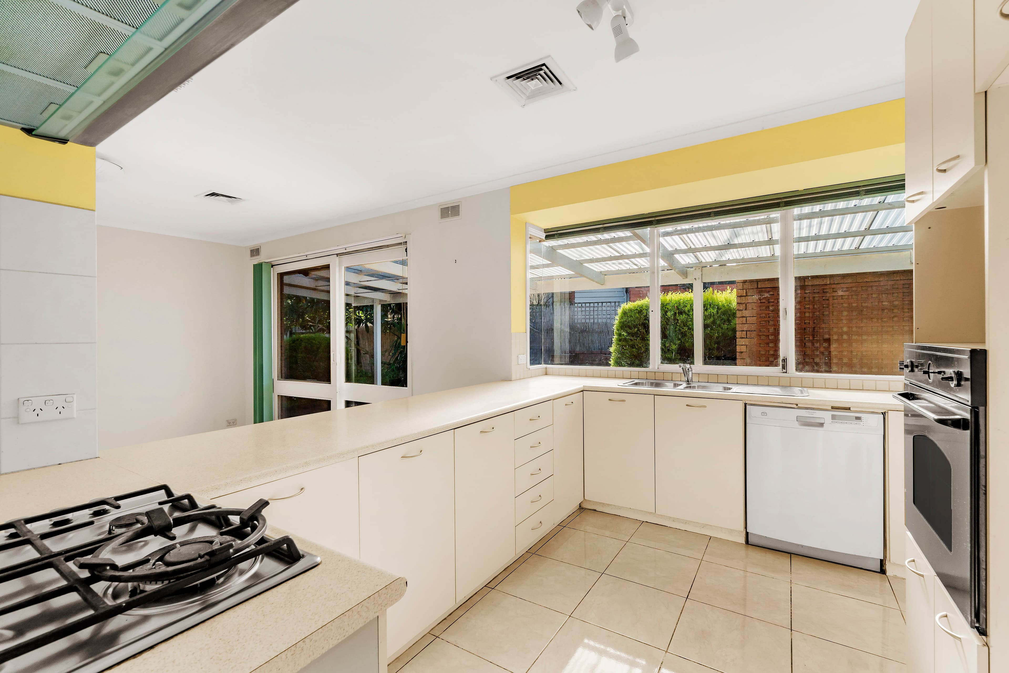 14 Mowbray Drive, Wantirna South VIC 3152, Wantirna South - Thumbnail 2