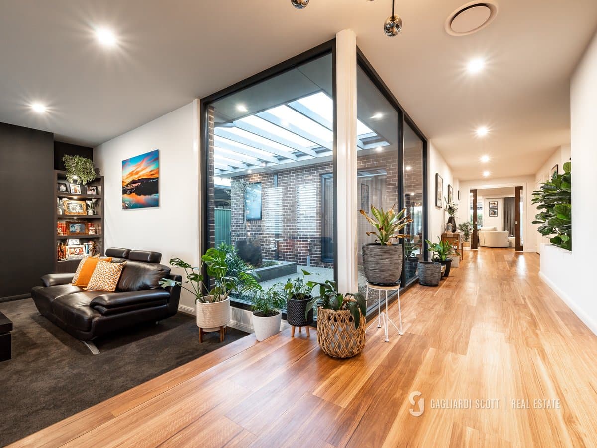 16 Cockatoo Crescent, Kialla, Kialla - Thumbnail 2