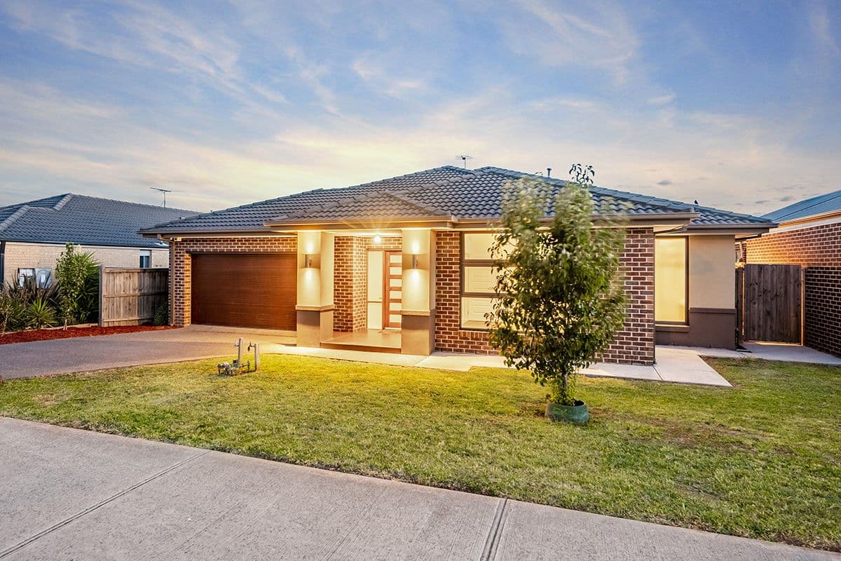 19 Chantenay Parade, Cranbourne North VIC 3977, Cranbourne North - Thumbnail 2