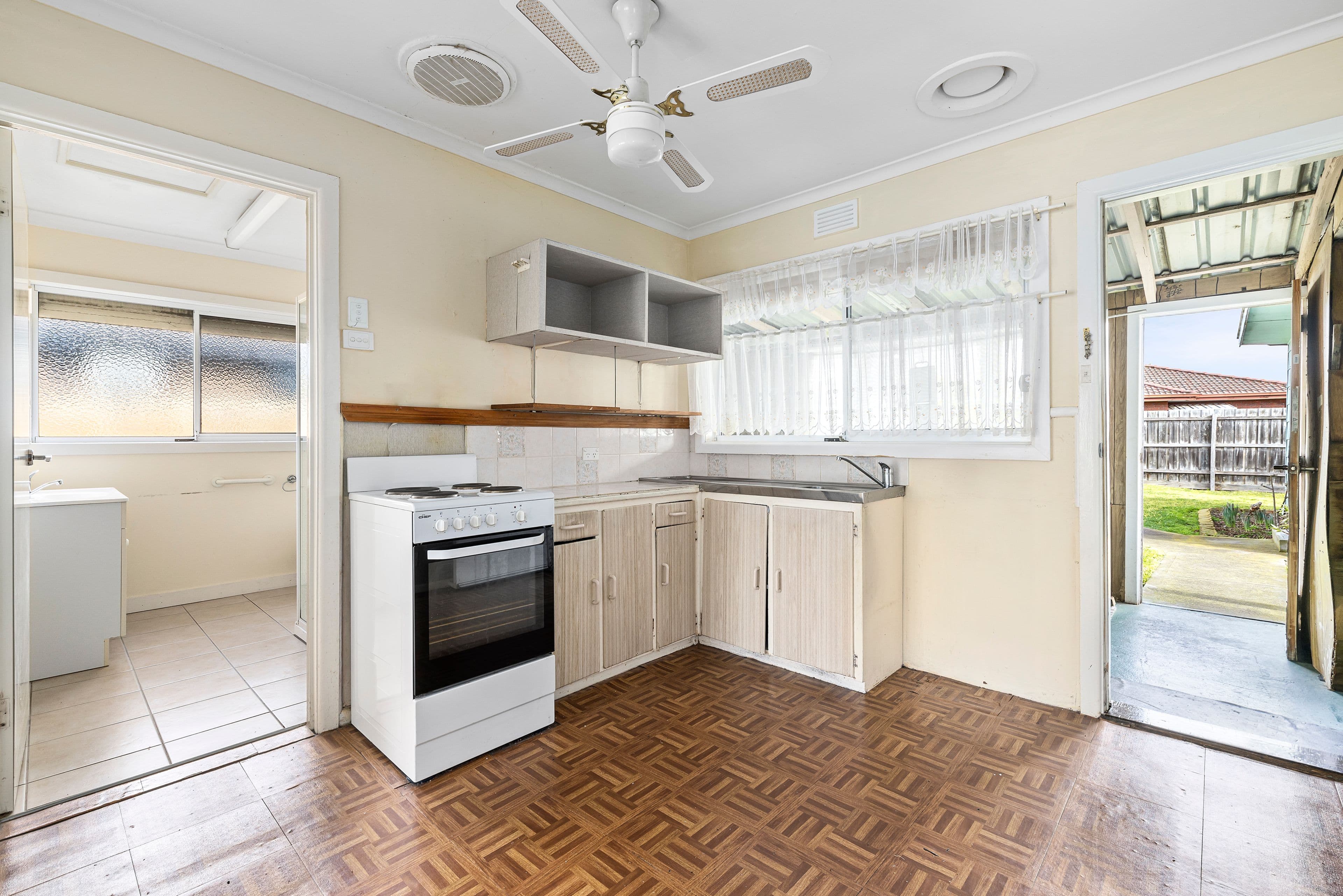 16 Lawson Street, Sunbury VIC 3429, Sunbury - Thumbnail 5