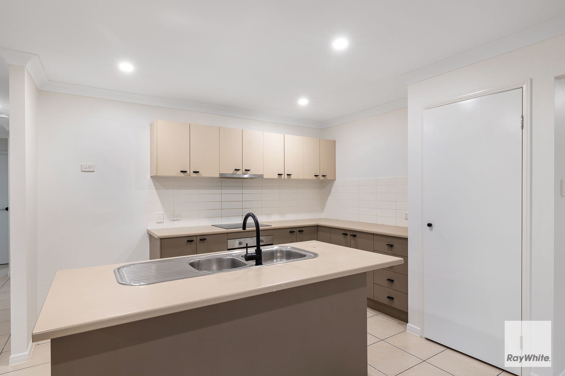 28 Lake Borumba Street, Logan Reserve QLD 4133, Logan Reserve - Thumbnail 4