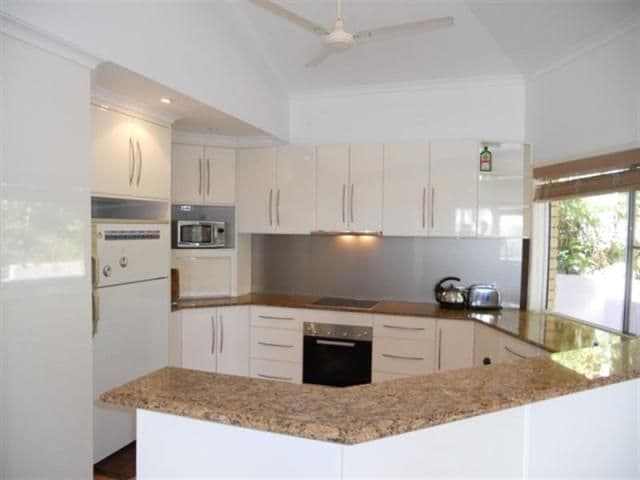 10 Lyn Court, BEACONSFIELD QLD 4740, Beaconsfield - Thumbnail 2