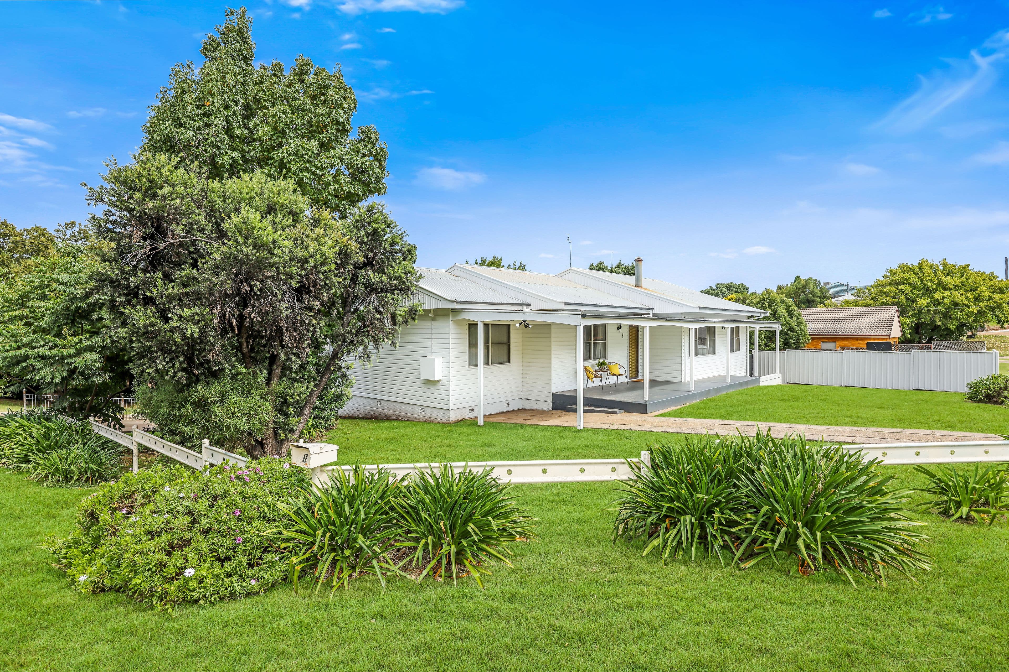 1 Sapphire Crescent, Tamworth NSW 2340, East Tamworth - Image 1
