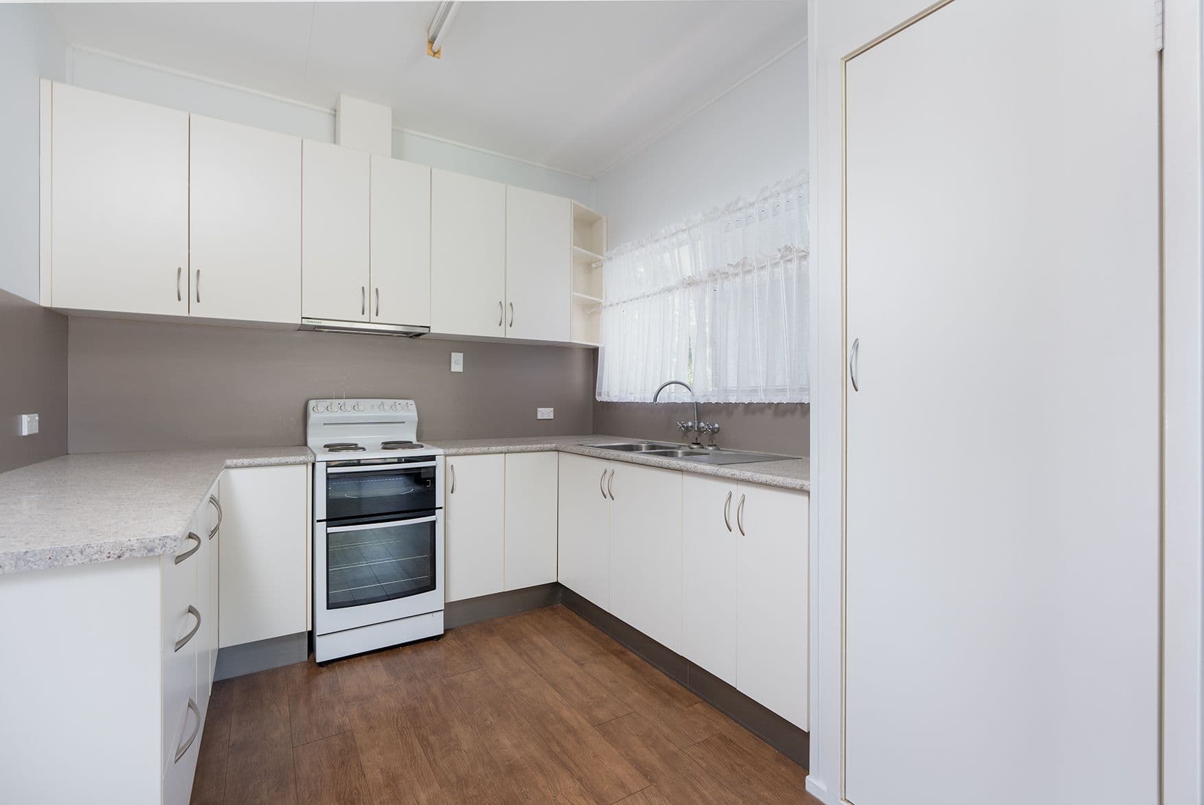 5 Leichhardt Street, Emerald QLD 4720, Emerald - Thumbnail 3