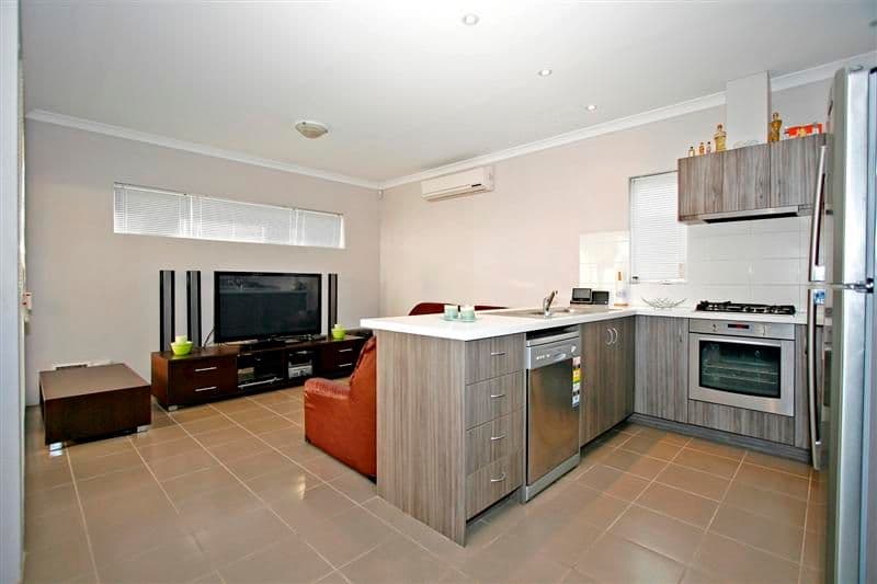 8 Churchill Green, CANNING VALE WA 6155, Canning Vale - Thumbnail 2
