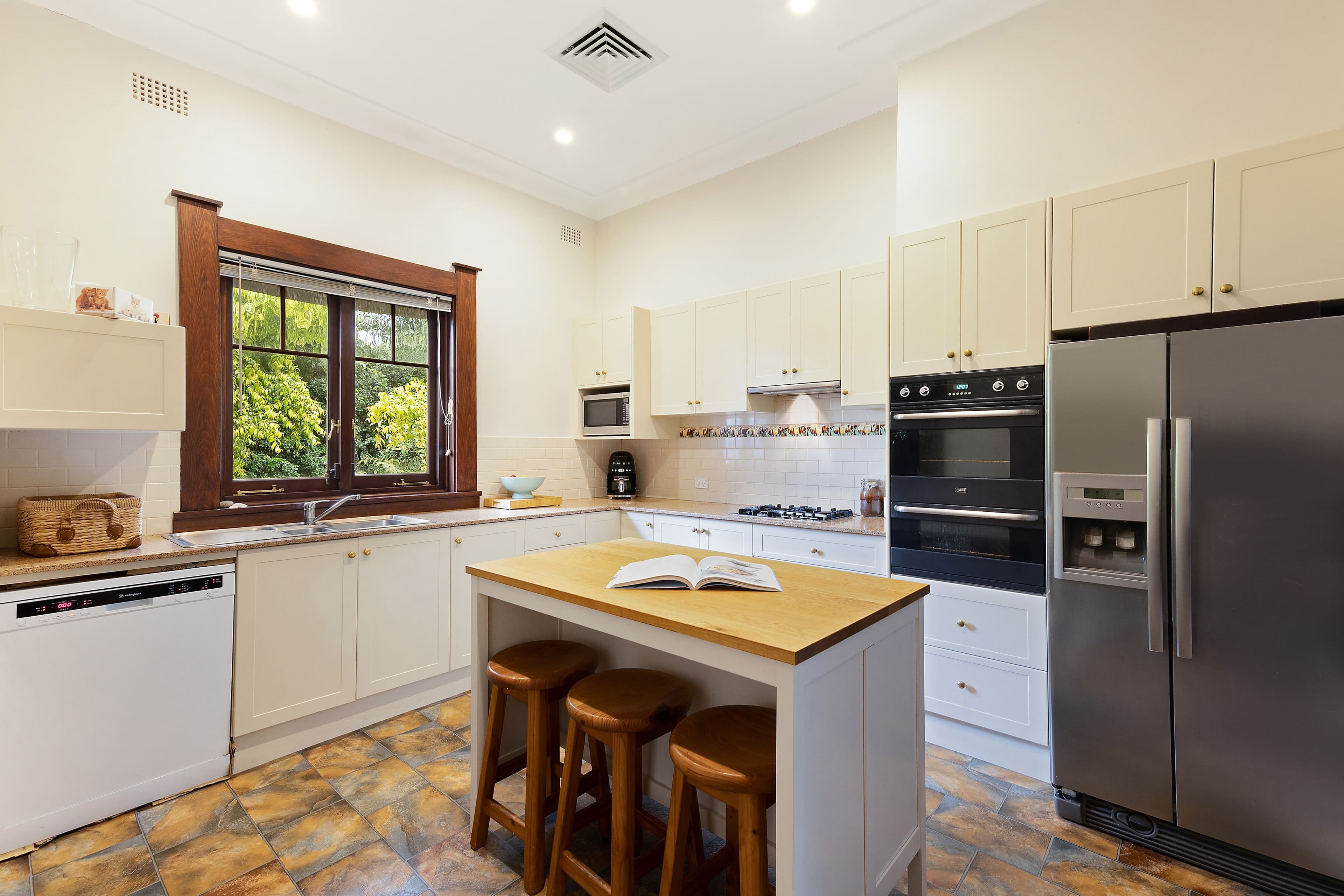 2 Yosefa Avenue, Warrawee NSW 2074, Warrawee - Thumbnail 4