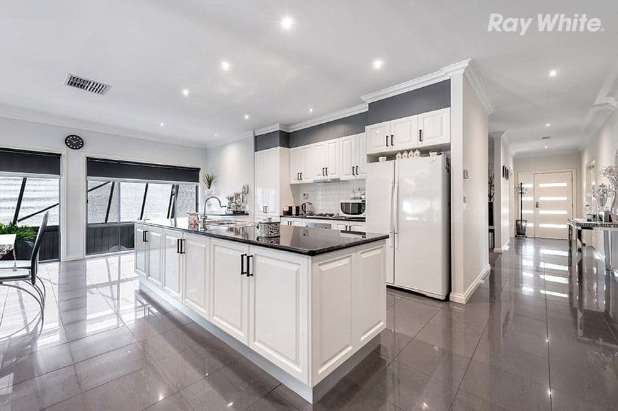 21 Madden Drive, South Morang VIC 3752, South Morang - Thumbnail 2