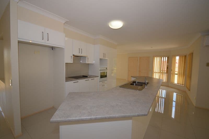12 Bristol Place, ARUNDEL QLD 4214, Arundel - Thumbnail 2