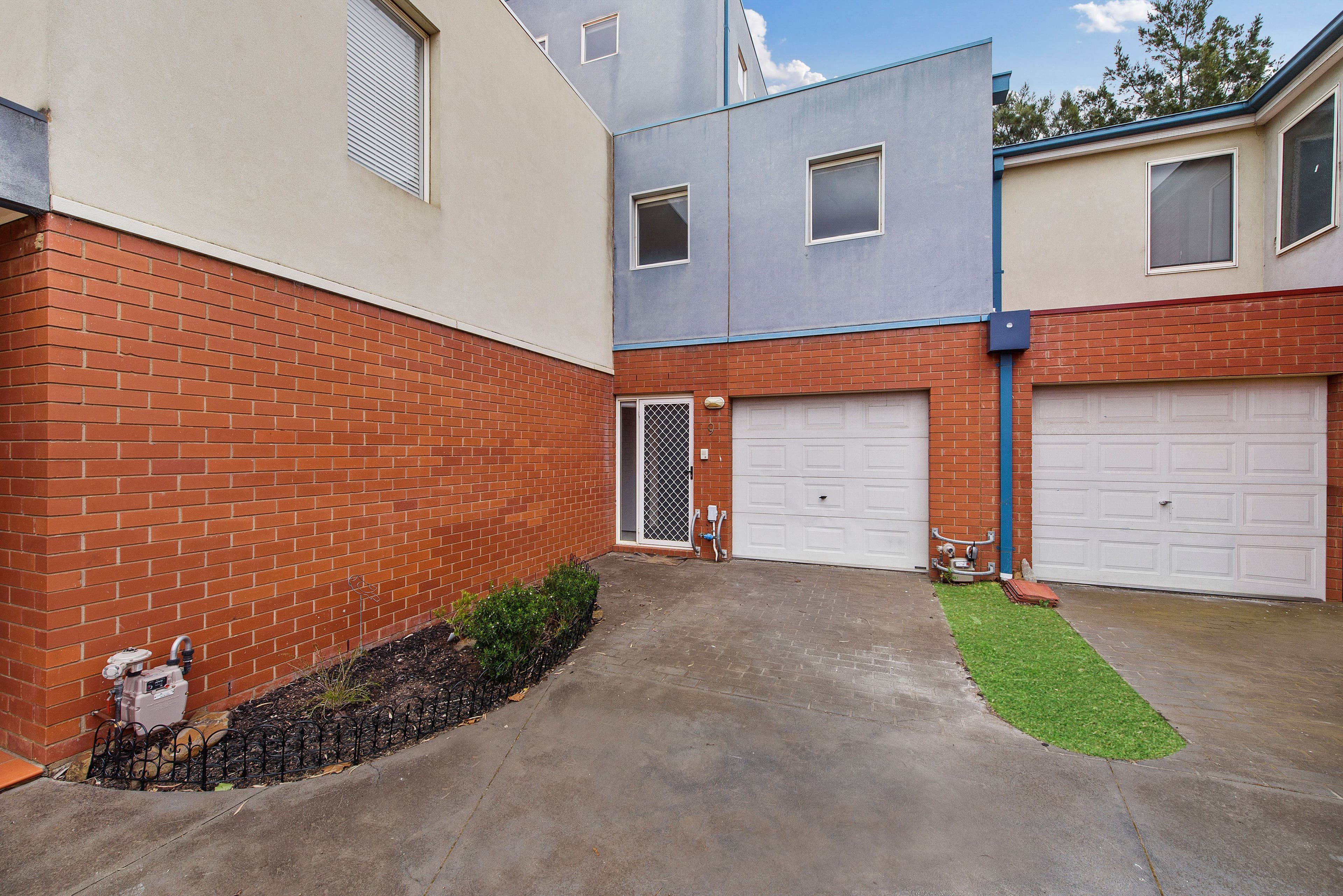 4 Landers Court, Caroline Springs VIC 3023, Caroline Springs - Thumbnail 3