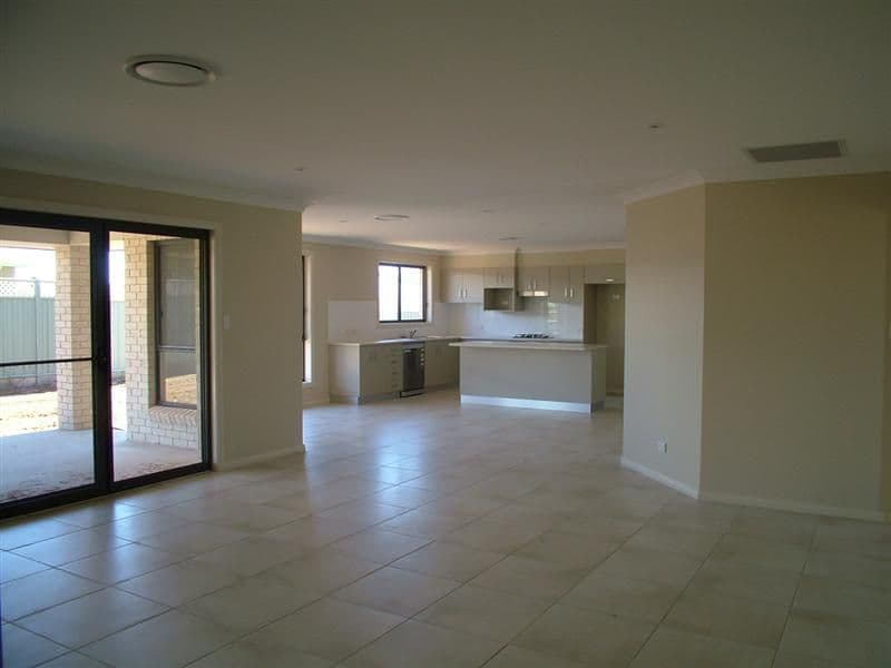 20 Holmwood Drive, DUBBO NSW 2830, Dubbo - Thumbnail 3