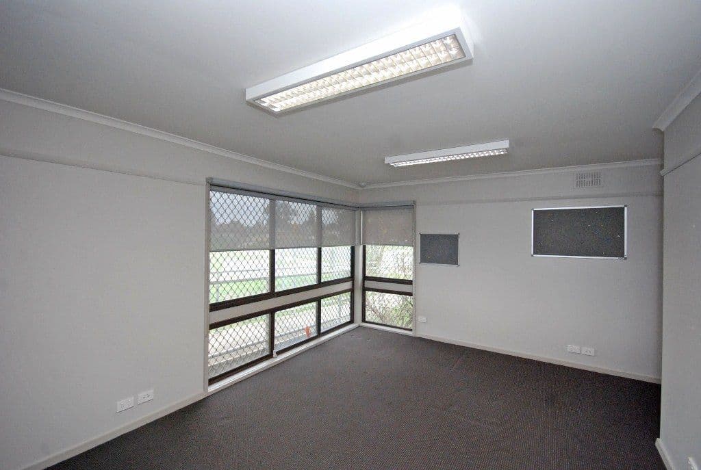 102 Leawarra Crescent, DELACOMBE VIC 3356, Delacombe - Thumbnail 6