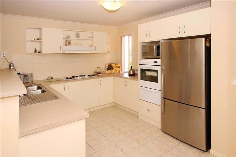 4 Cambridge Crescent, TAYLORS LAKES VIC 3038, Taylors Lakes - Thumbnail 2