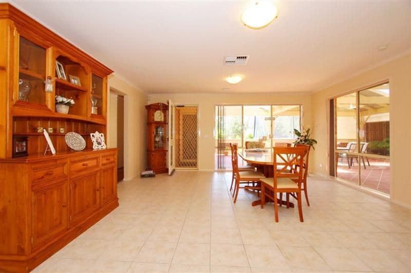 4 Cambridge Crescent, TAYLORS LAKES VIC 3038, Taylors Lakes - Thumbnail 3