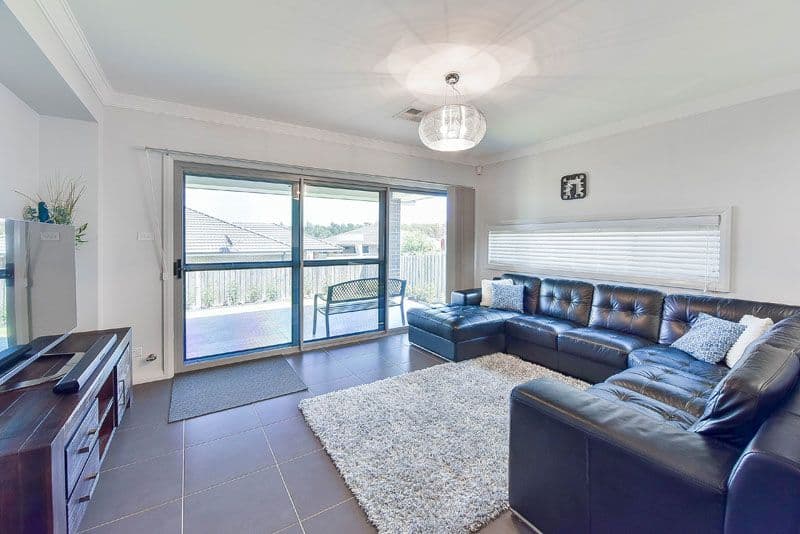 7 Plymouth Boulevard, Spring Farm - Thumbnail 2