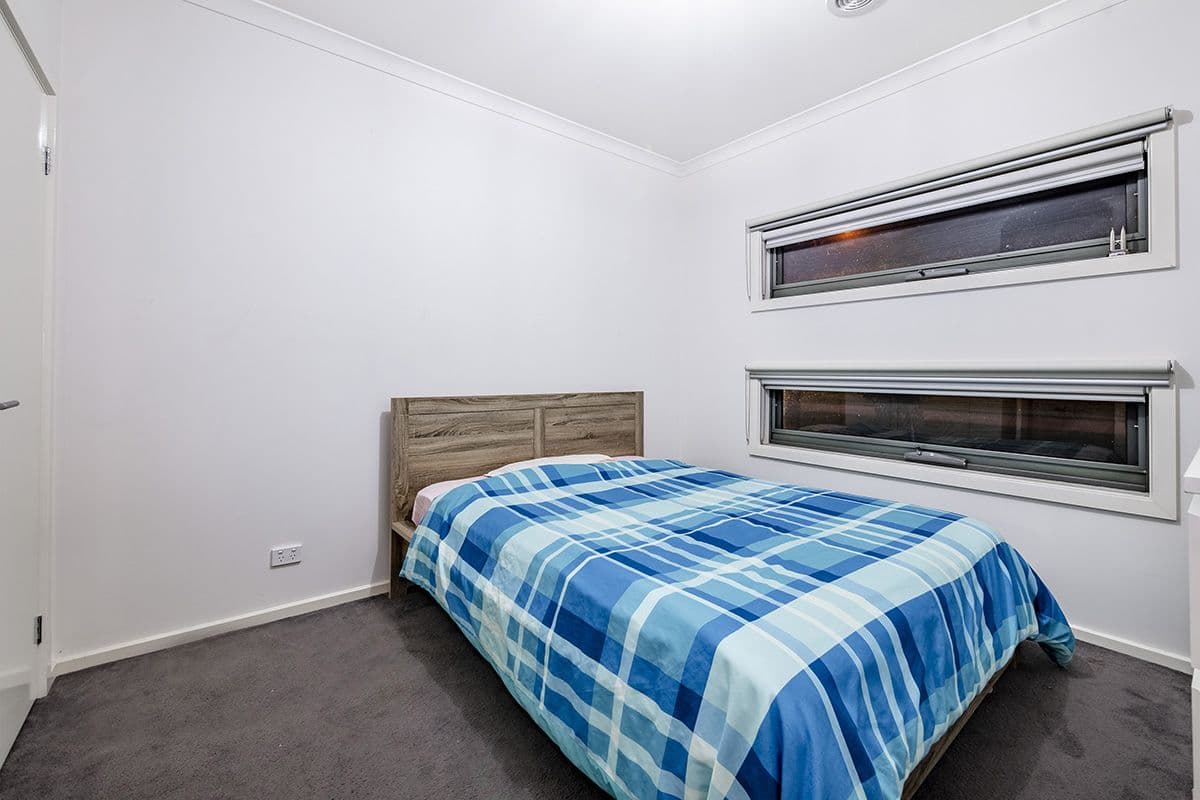 8 Kavanagh Lane, Clyde North VIC 3978, Clyde North - Thumbnail 2