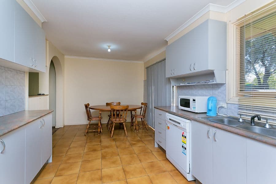 7 Elizabeth Street, MELTON SOUTH VIC 3338, Melton South - Thumbnail 2