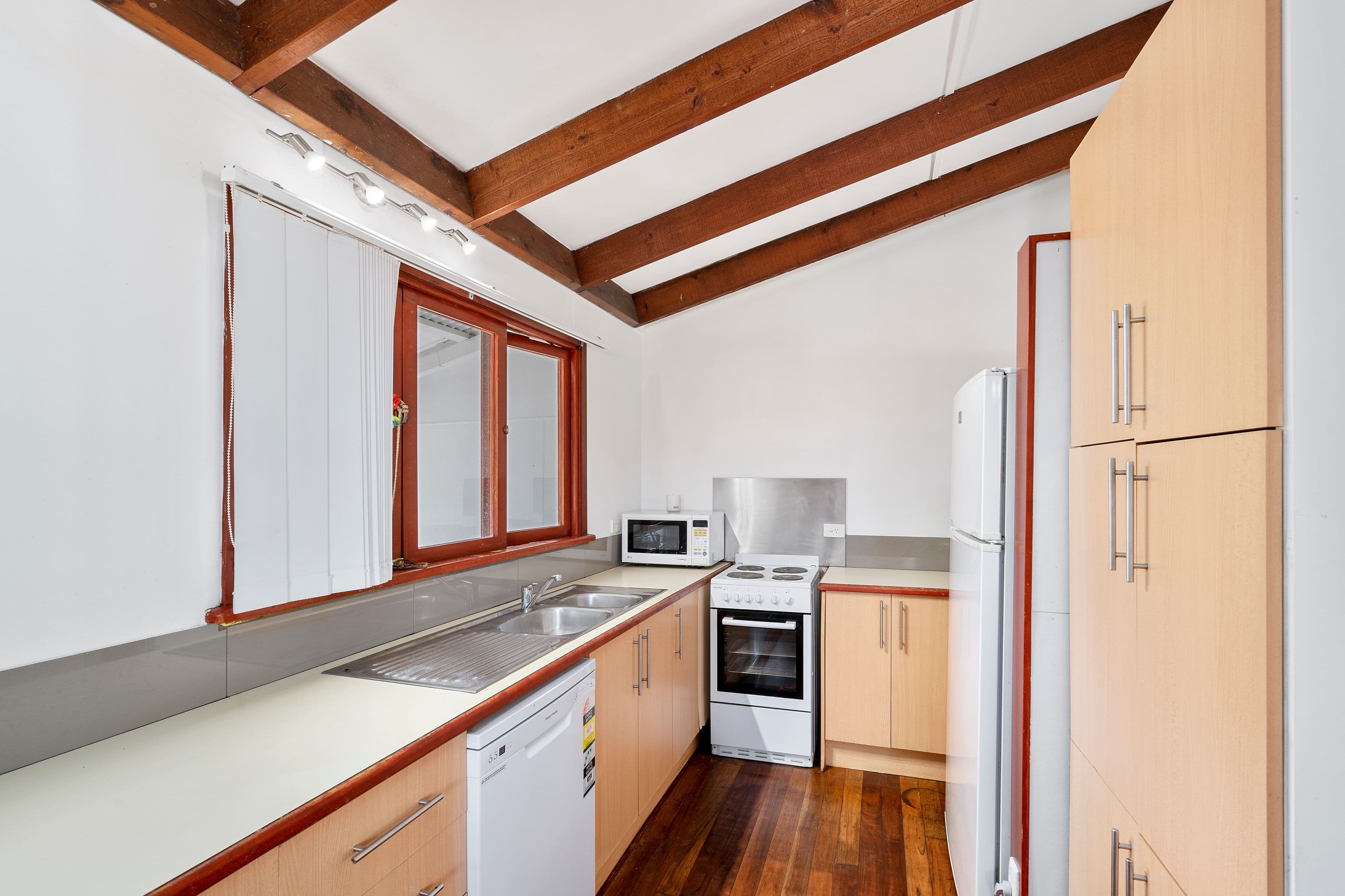 39 Warana Avenue, Southport QLD 4215, Southport - Thumbnail 8