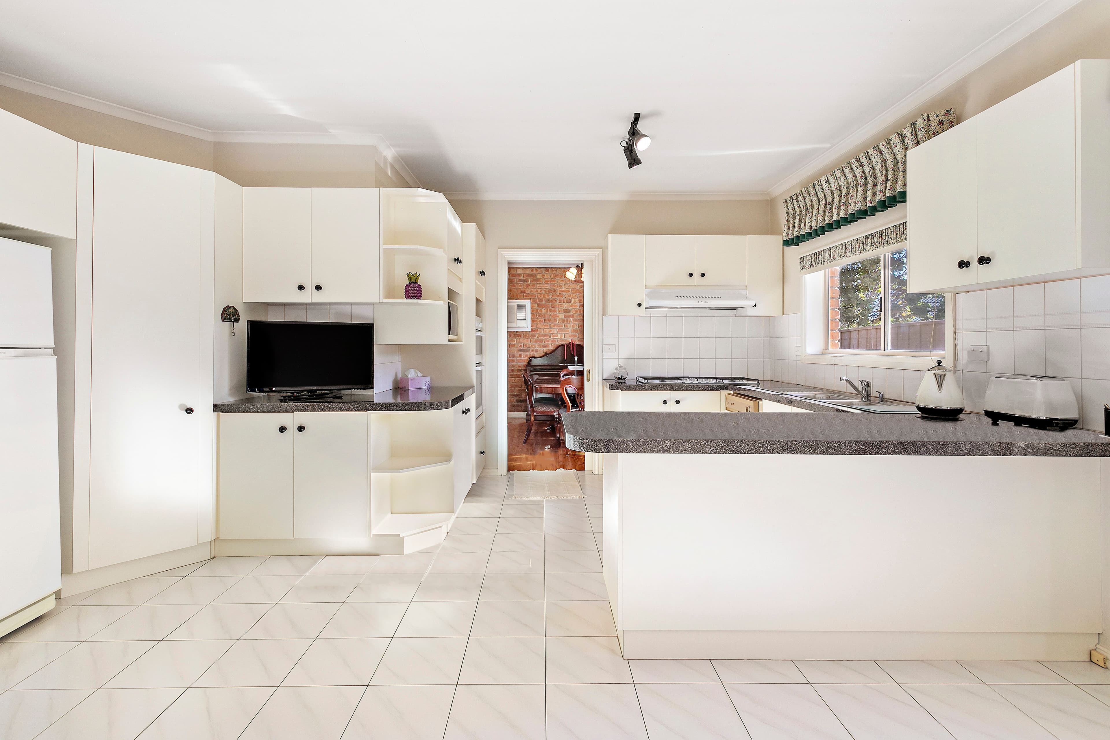 5 Hillcrest Avenue, Chadstone VIC 3148, Chadstone - Thumbnail 3
