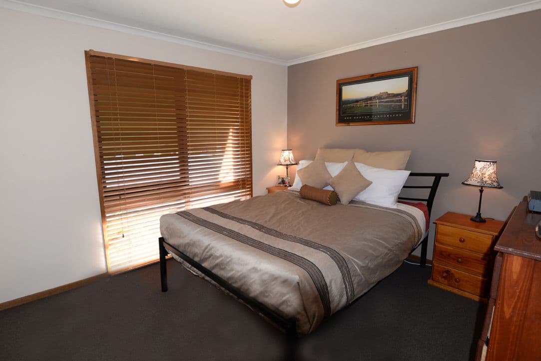 18 Yellow Gum Way, THURGOONA NSW 2640, Thurgoona - Thumbnail 2