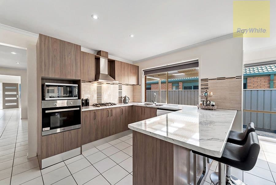 52 Woodlea Crescent, Craigieburn VIC 3064, Craigieburn - Thumbnail 3