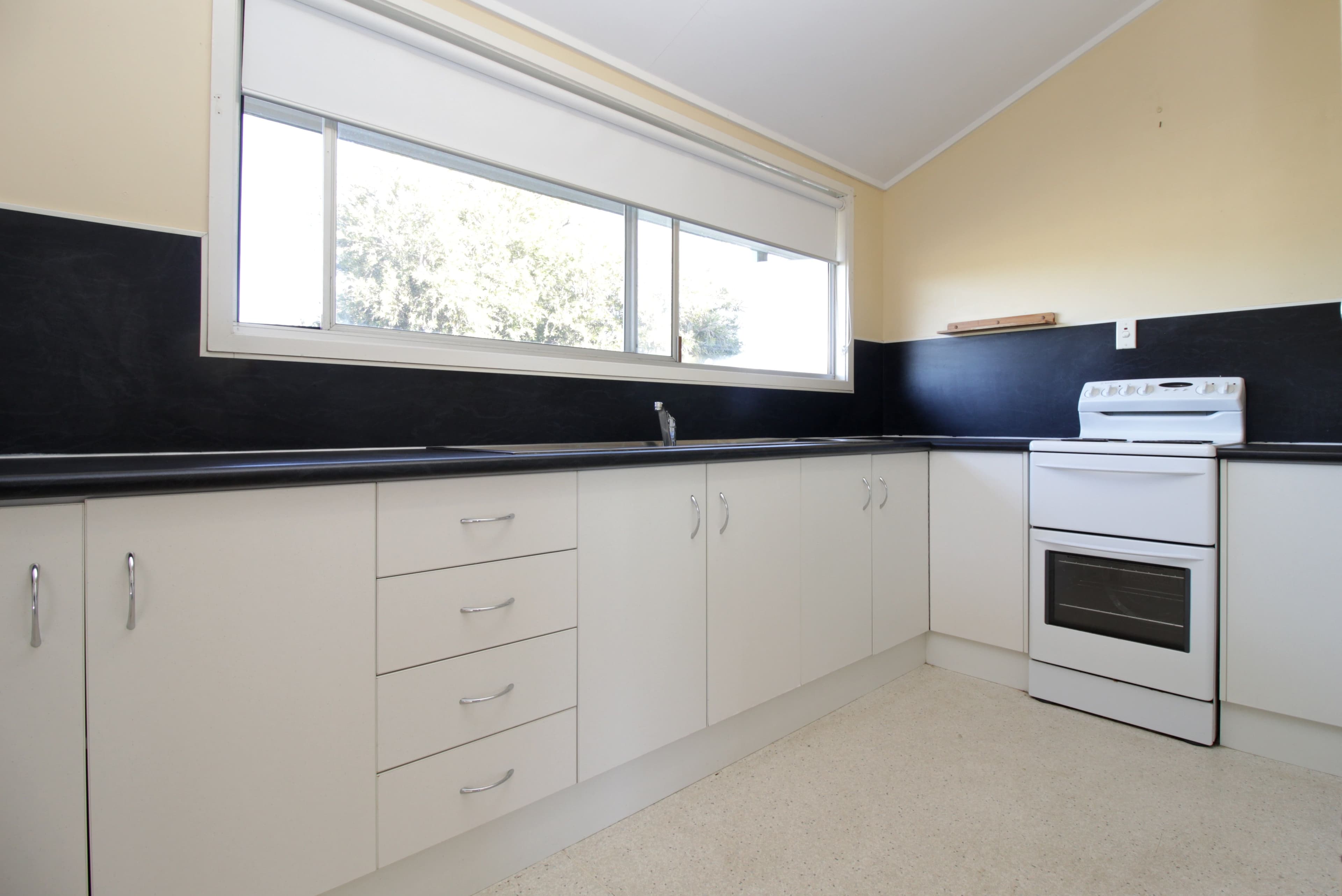 13 Baker Street, Emerald QLD 4720, Emerald - Thumbnail 6
