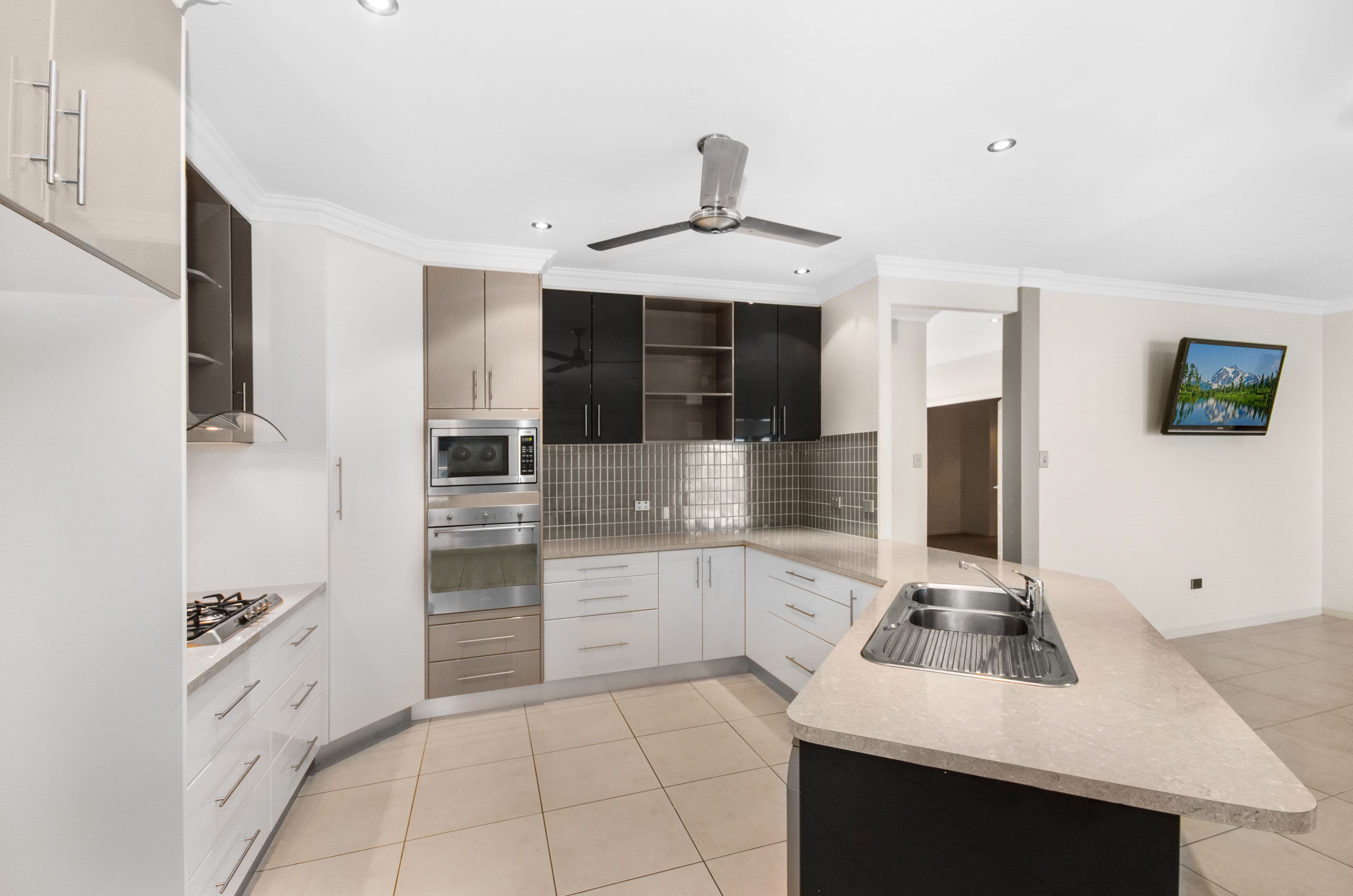 23 Ervine Close, Sunbury, Sunbury - Thumbnail 3