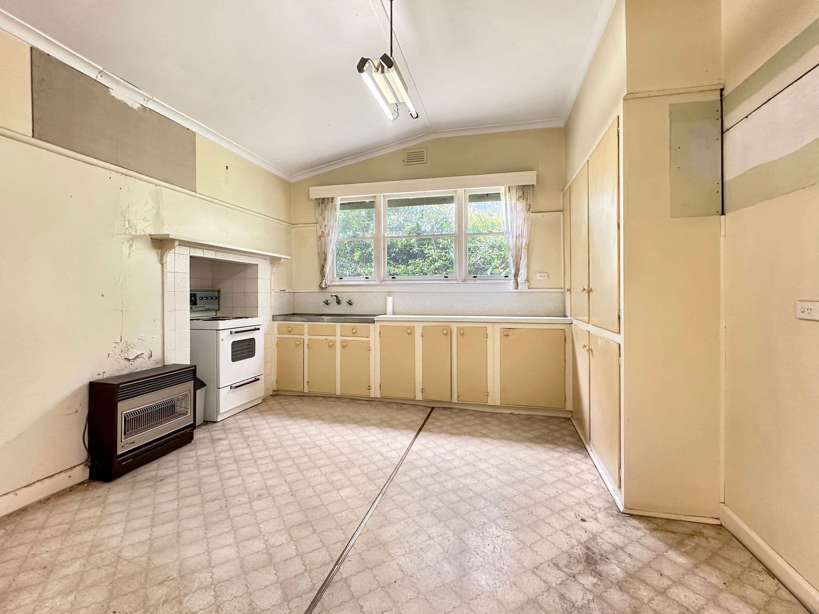 42 Inkerman Street, Maryborough VIC 3465, Maryborough - Thumbnail 2