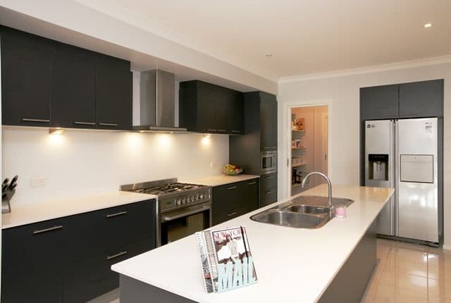 4 Hazelwood Drive, FOREST HILL NSW 2651, Forest Hill - Thumbnail 2
