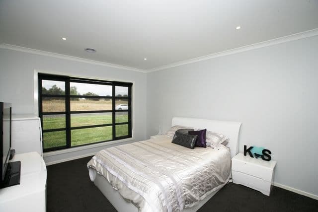 4 Hazelwood Drive, FOREST HILL NSW 2651, Forest Hill - Thumbnail 4