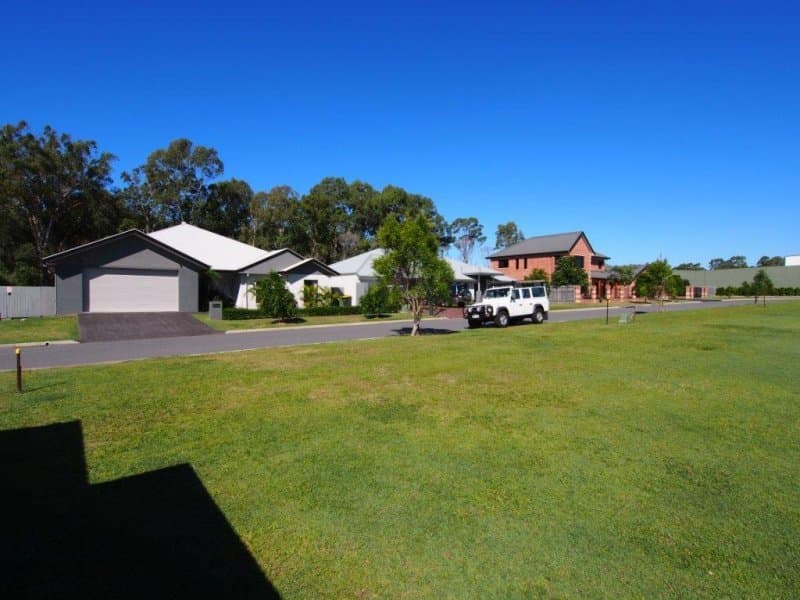16 Saltwater Drive, Rothwell, Rothwell - Thumbnail 2