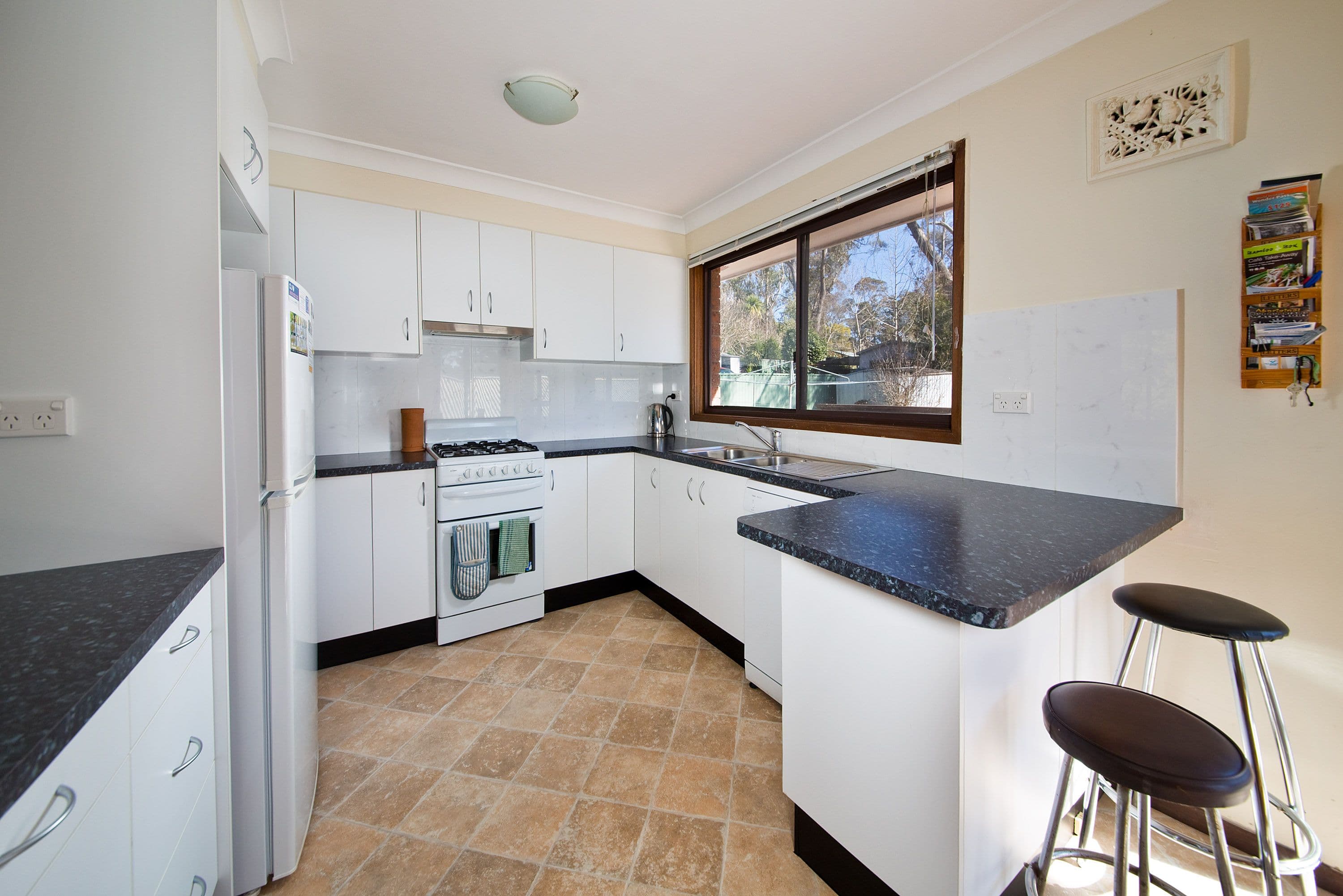 16 Links Road, Blackheath - Thumbnail 3