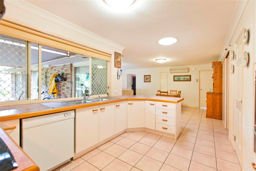 19 Redgrove Avenue, WELLINGTON POINT QLD 4160, Wellington Point - Thumbnail 2