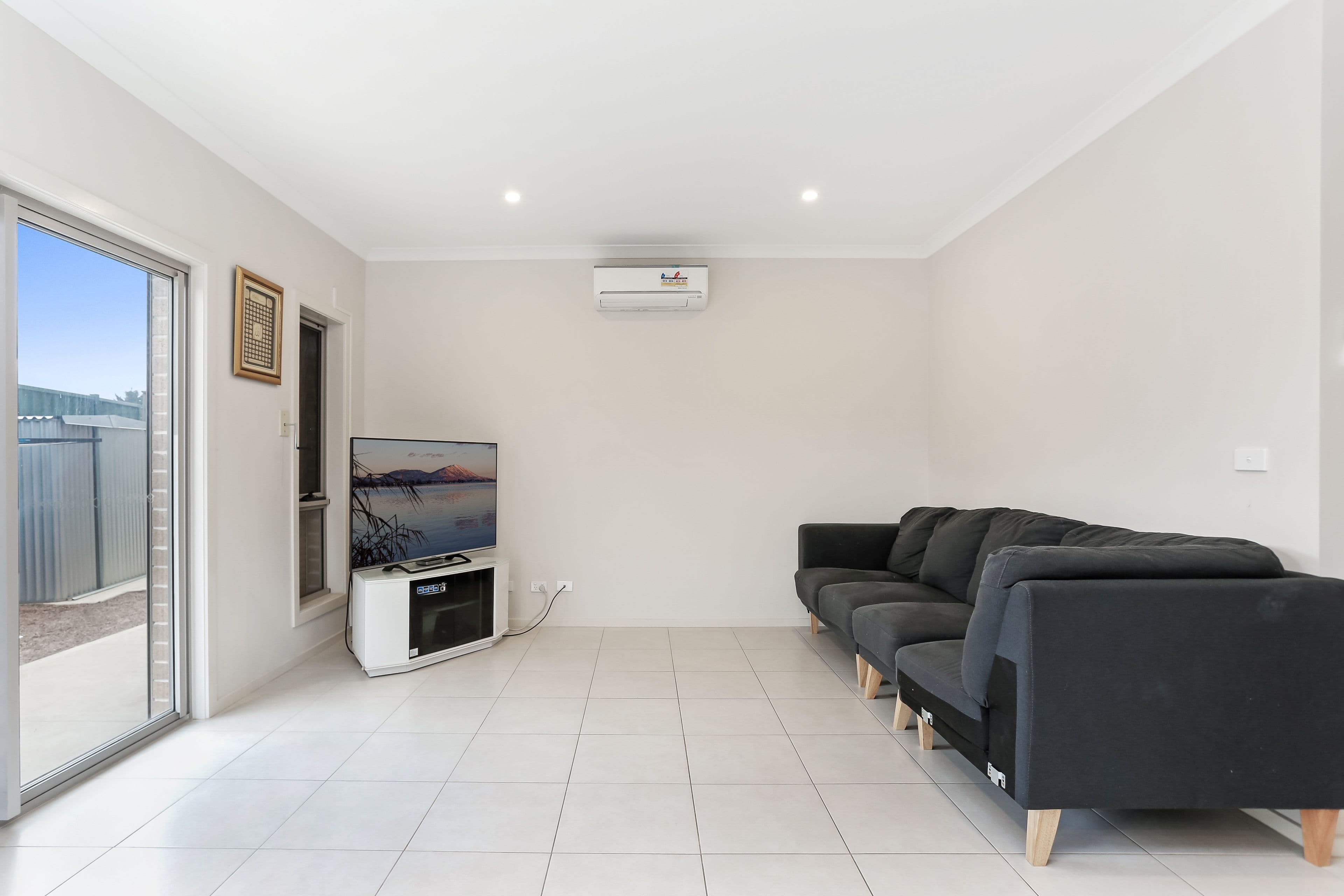 10 Erindale Avenue, Deer Park VIC 3023, Deer Park - Thumbnail 2