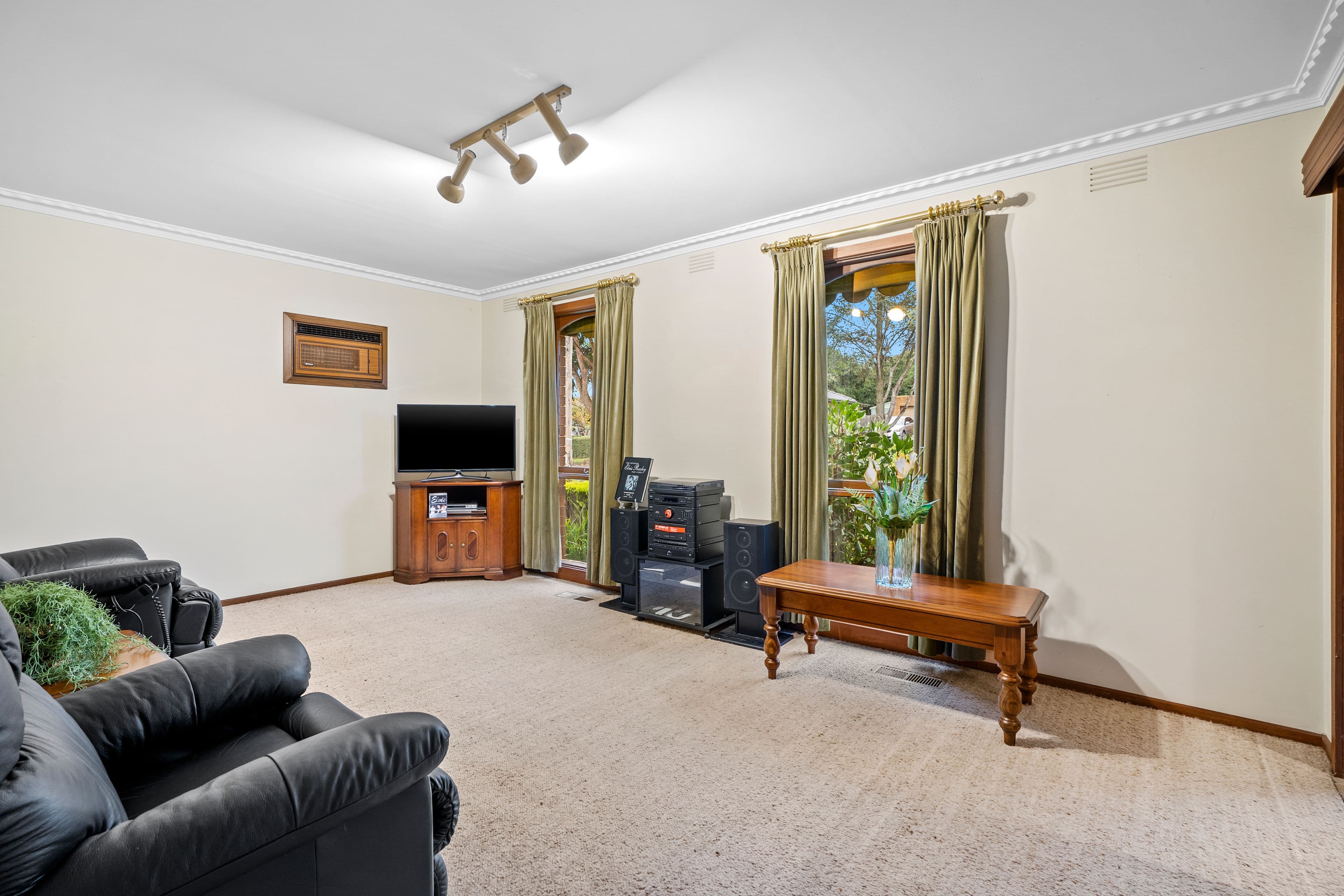 62 Folkstone Crescent, Ferntree Gully VIC 3156, Ferntree Gully - Thumbnail 2