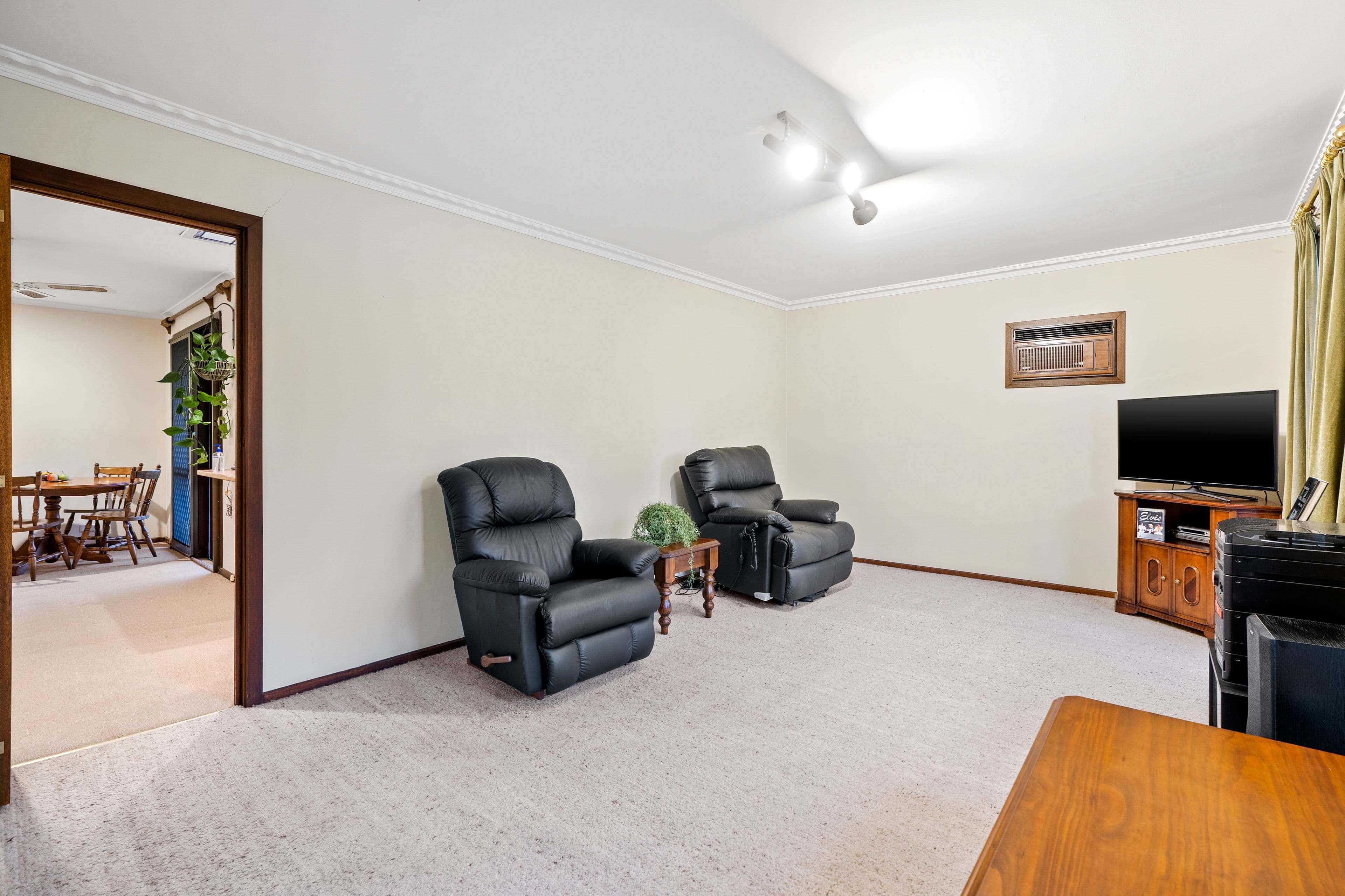 62 Folkstone Crescent, Ferntree Gully VIC 3156, Ferntree Gully - Thumbnail 3
