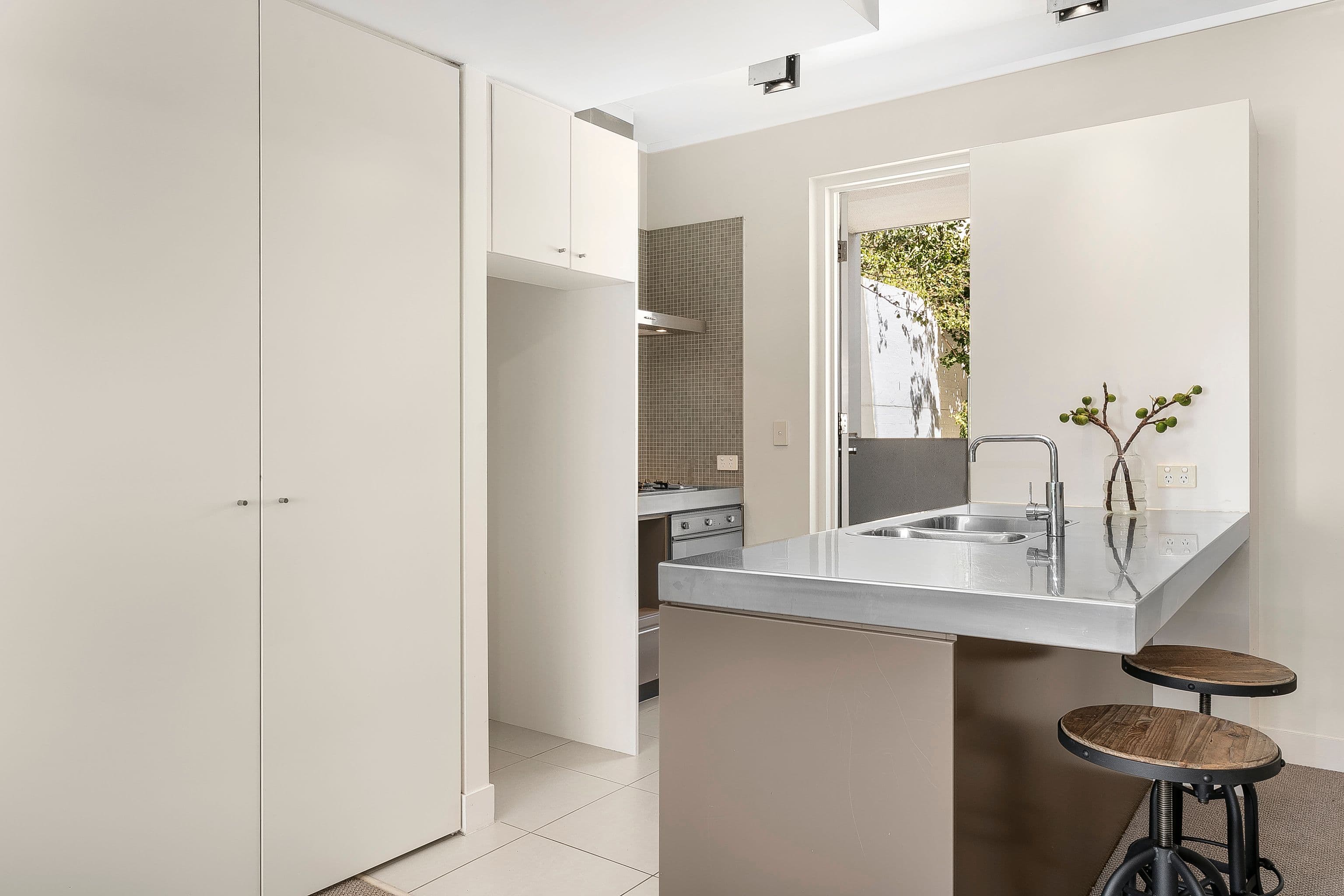 4 Caerleon Court, Eaglemont, Eaglemont - Thumbnail 2