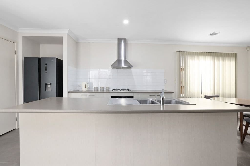 18 Timbarra Drive, Werribee VIC 3030, Werribee - Thumbnail 2