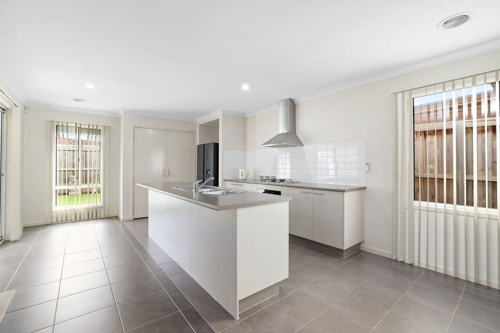 18 Timbarra Drive, Werribee VIC 3030, Werribee - Thumbnail 4