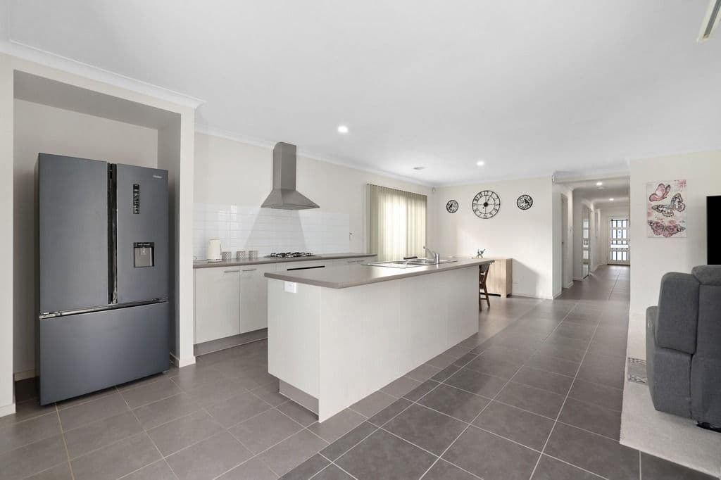 18 Timbarra Drive, Werribee VIC 3030, Werribee - Thumbnail 5