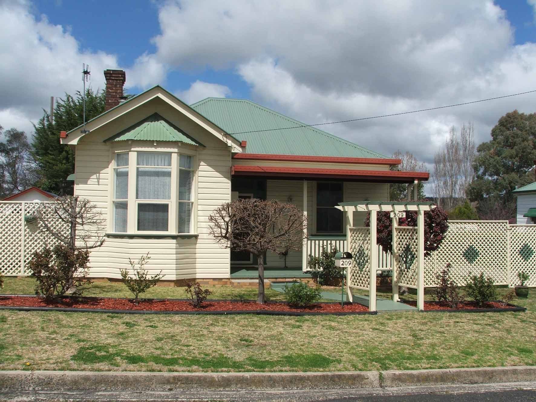 209 Lang Street, GLEN INNES NSW 2370, Glen Innes - Image 1