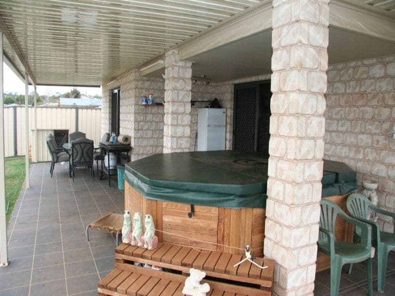 6 Parry Drive, Mooroolbark - Thumbnail 3