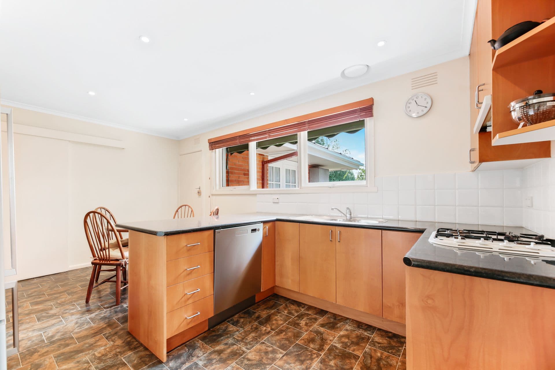 16 Laura Grove, Mount Waverley VIC 3149, Mount Waverley - Thumbnail 2