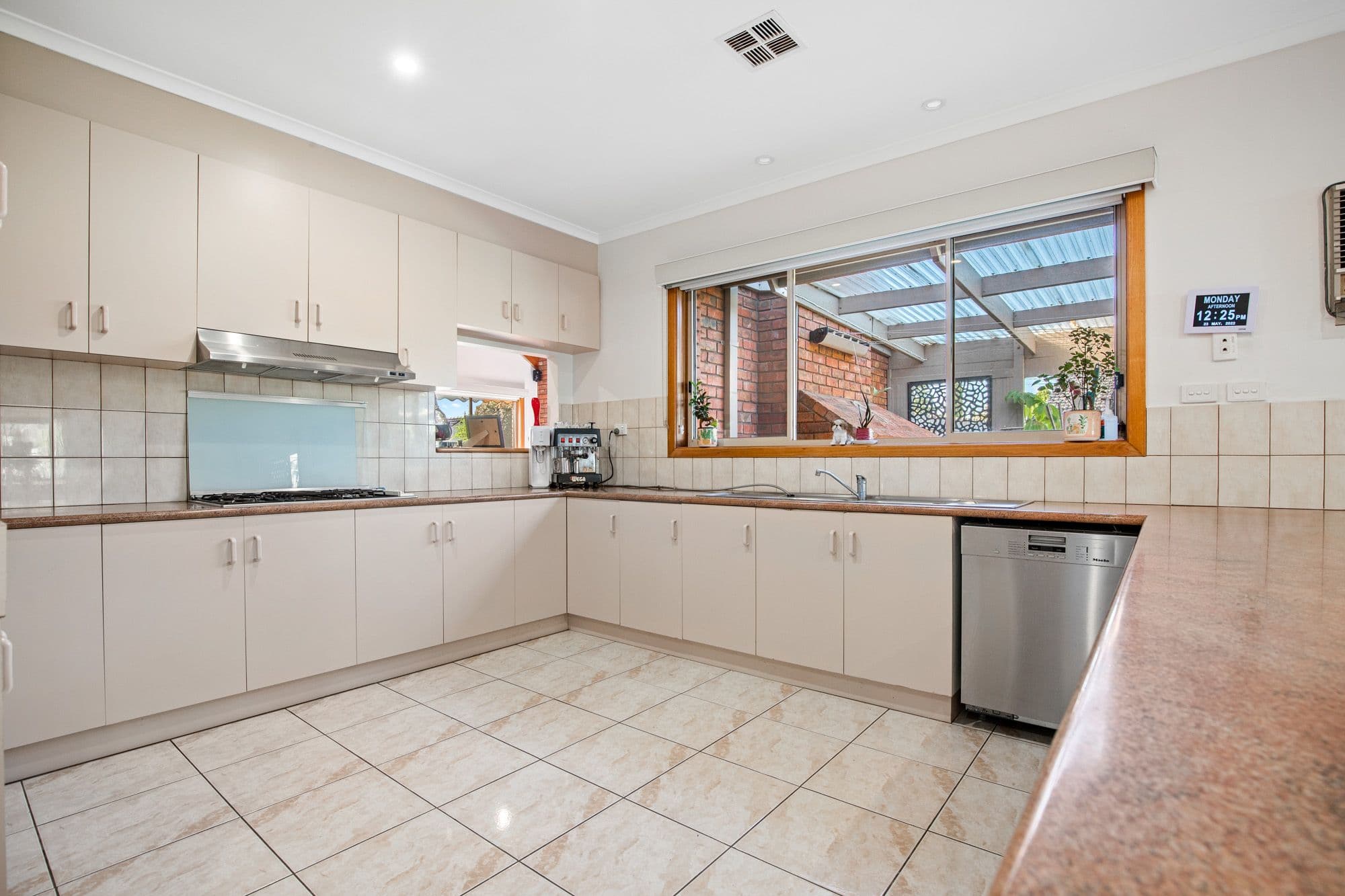 6 Coral Court, Hoppers Crossing VIC 3029, Hoppers Crossing - Thumbnail 3
