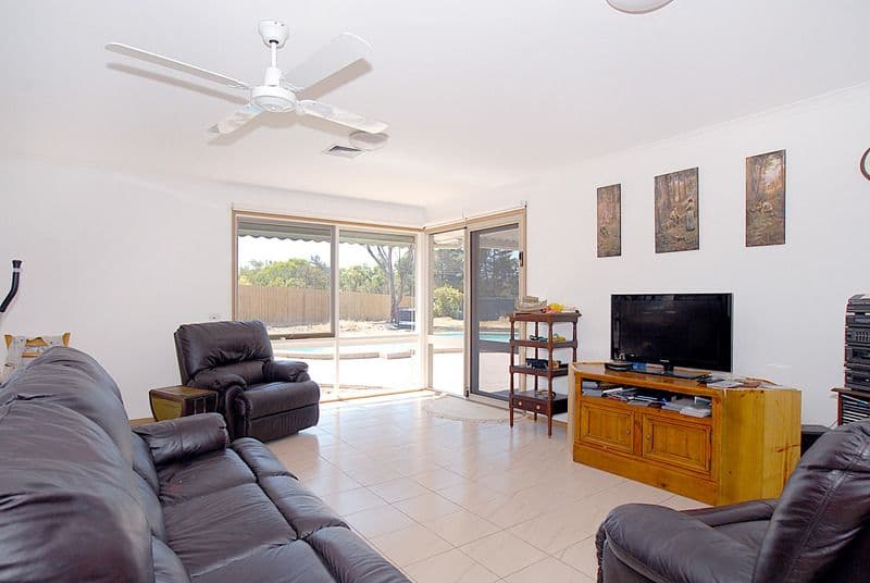 144 Kennington Park Drive, ENDEAVOUR HILLS VIC 3802, Endeavour Hills - Thumbnail 3