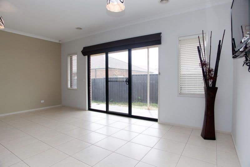 15 Paisley Crescent, MERNDA VIC 3754, Mernda - Thumbnail 4