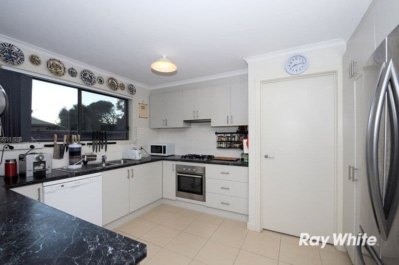 21 Elizabeth Street, CRANBOURNE VIC 3977, Cranbourne North - Thumbnail 4
