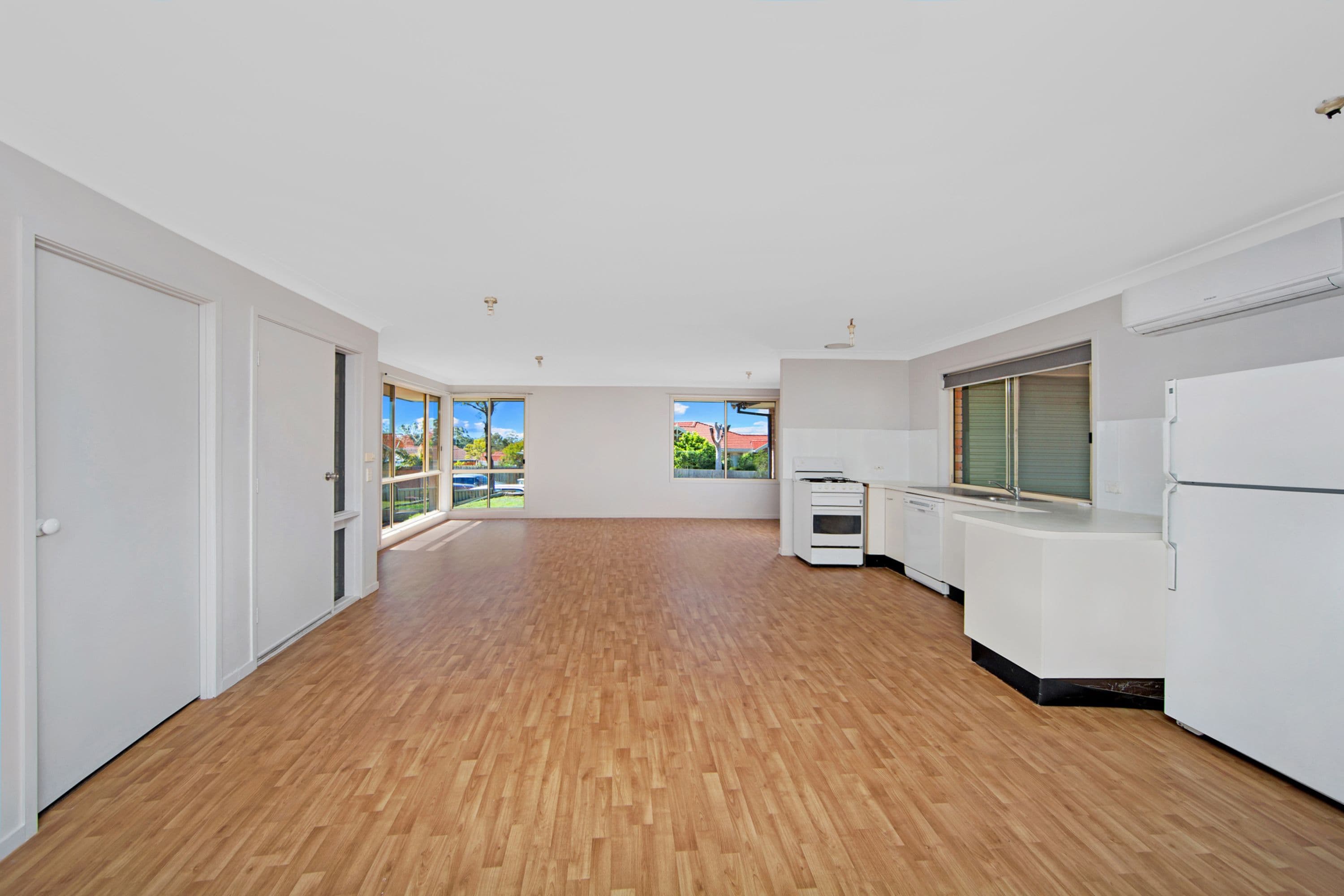 2 Woodside Court, Lake Haven - Thumbnail 2